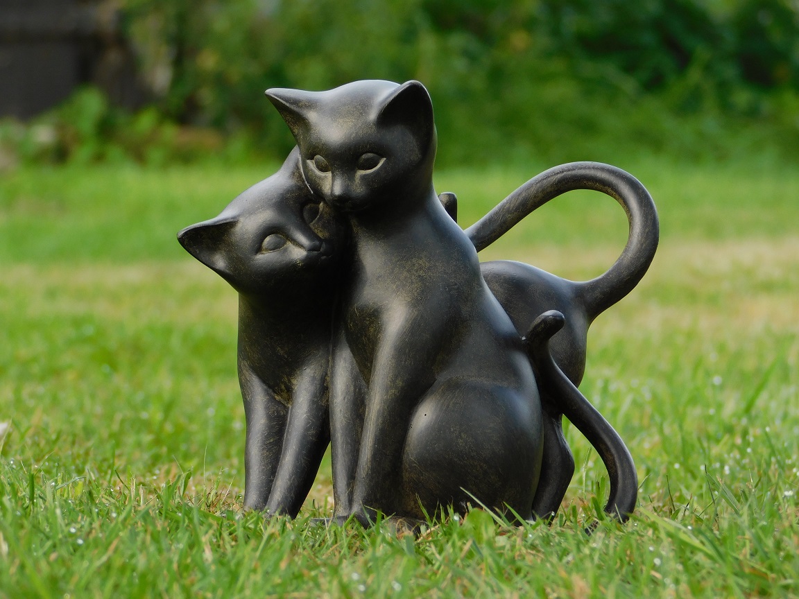 Statue Spielende Katzen - Schwarz und Braun - Polystone 