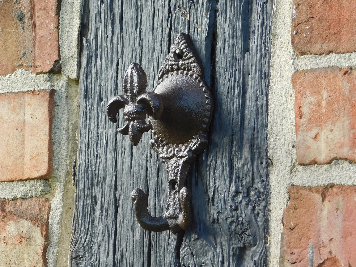 Cast iron Wall Hook with French Lily - 2-Hooks - 13 cm High - Dark