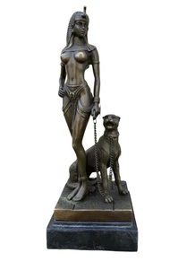 Een bronzen beeld van Cleopatra met PANTHER