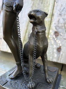 Een bronzen beeld van Cleopatra met PANTHER