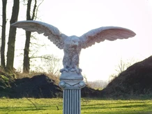 Eagle XXL on Pedestal - 160 cm - Solid Stone