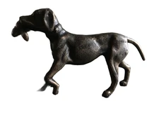 Hunting dog with prey in bronze-metal look.