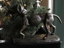 Hunting dog with prey in bronze-metal look.