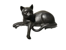 1 sculptuur liggende kat uit Polystein, mooi!!