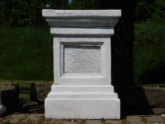 Große Sockel-Säulenkonsole aus massivem Kunststein