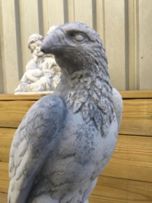 Ein schöner, sitzender Adler, voll von Stein