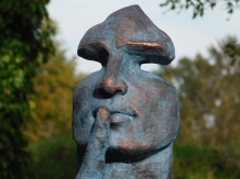 Beeld de Fluisteraar - Polystone - Blauw met Bronskleurig