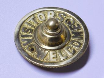 Doorbell “'Visitors Welcome”' - 8 cm - Brass