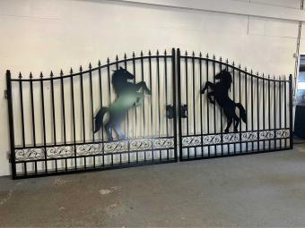 Beautiful black wrought iron gate – 547 cm wide – with rearing horse