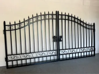 Wunderschönes schwarzes Schmiedeeisentor – 547 cm breit – schlichtes Design, wunderschönes schweres Gitterwerk.