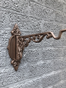 Prachtige gietijzeren wandhaak, hanger, draaibaar en fraai afgewerkt.