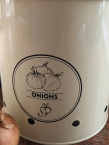 Beautiful decorative storage tin for onions