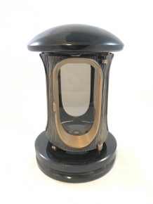 Eine Laterne / Grablampe, ganz aus Granit mit Bronzebeschlägen