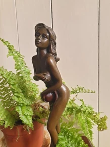 Bronze Statue of a Graceful Woman – Elegant Sculpture