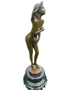 Bronze Statue of a Graceful Woman – Elegant Sculpture
