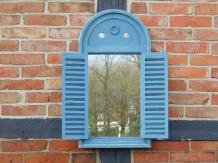 Spiegel met houten frame en deurtjes - vintage blue
