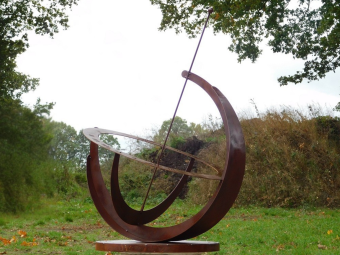 Handgefertigte Sonnenuhr aus Metall auf Steinsockel – 140 cm hoch – Rostige Stahloberfläche