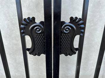 Wunderschönes schwarzes Schmiedeeisentor – 547 cm breit – schlichtes Design, wunderschönes schweres Gitterwerk.