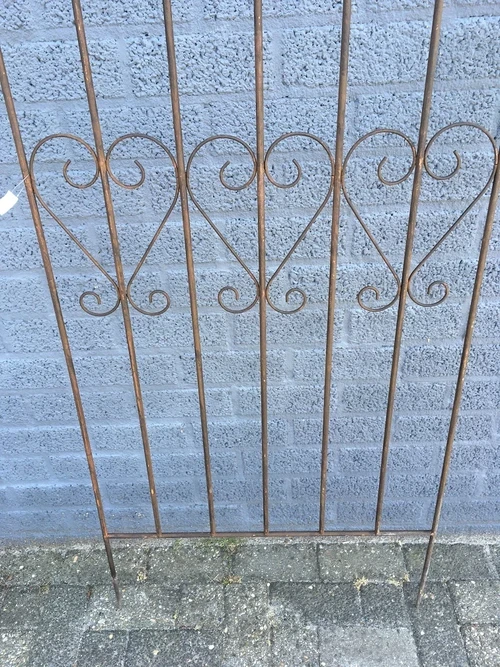 Schöne Zierzaun mit Französisch Lilie Metall mit 2 x Garten Stich, wirklich schön!
