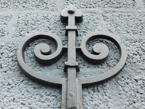 Wall anchor with screw holes – Cast iron