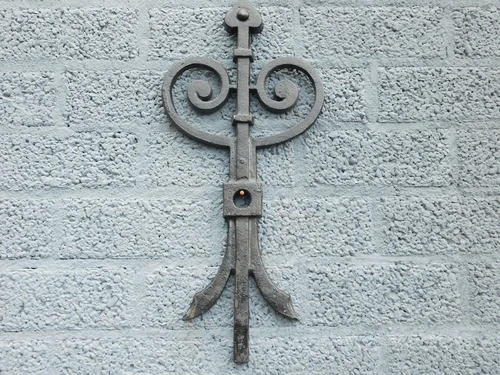 Wall anchor with screw holes – Cast iron