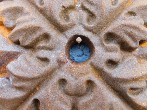 Cast-iron wall anchor in the shape of a leaf