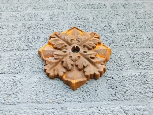 Cast-iron wall anchor in the shape of a leaf