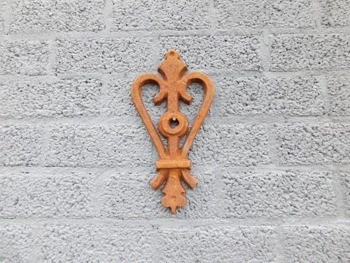 Heart-Shaped Wall Anchor – Cast Iron – Rust Finish – Classic Facade Ornament