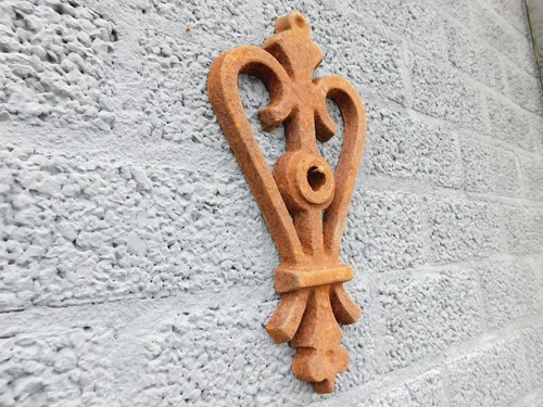 Heart-Shaped Wall Anchor – Cast Iron – Rust Finish – Classic Facade Ornament