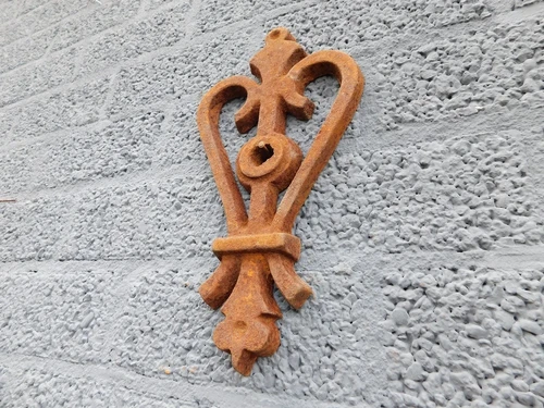 Heart-Shaped Wall Anchor – Cast Iron – Rust Finish – Classic Facade Ornament