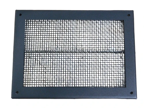 Een rechthoekig ventilatierooster met massief (fijn) gaas, mat zwart