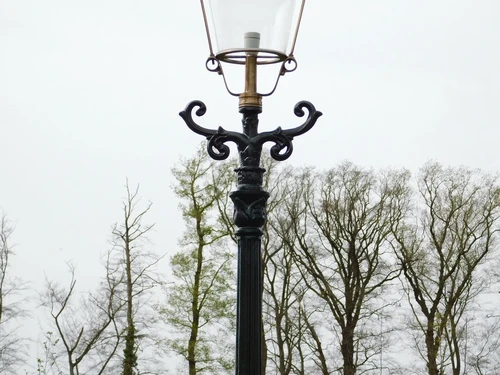Gartenlampe, gusseiserner Laternenpfahl mit Schirm, klassisch