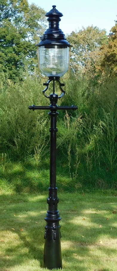 Beautiful and unique large heavy lantern pole in the colour black with really nice lamp head, 6 left!!!