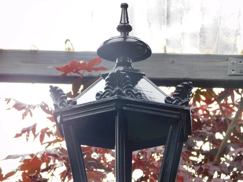 Klassische Gartenlampe / Wandlampe, Aluminium - schwarz, dekorativer Arm + kleiner Schirm