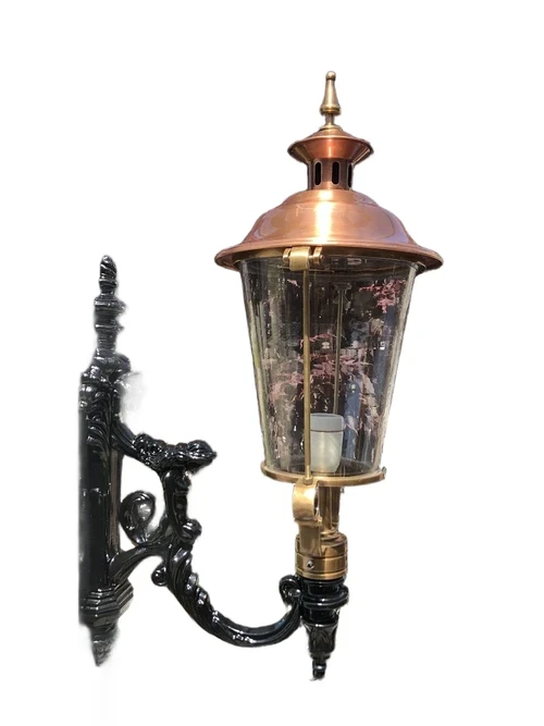 Wandleuchte mit schwarzer Damenhalterung mit Kupfer- und Messing-Lampenkopf mit schönem rundem Glas