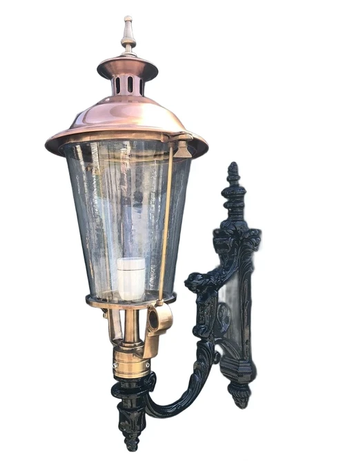 Wandleuchte mit schwarzer Damenhalterung mit Kupfer- und Messing-Lampenkopf mit schönem rundem Glas