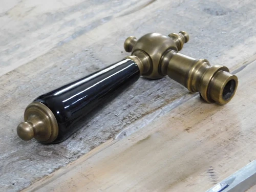1 Door Latch Brass with Ceramic Handle Black - Includes Thorn