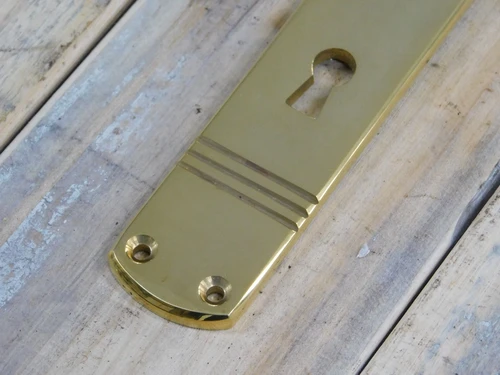 Long door plate, ''Laudi'' in polished brass, 1930s style, beautiful.