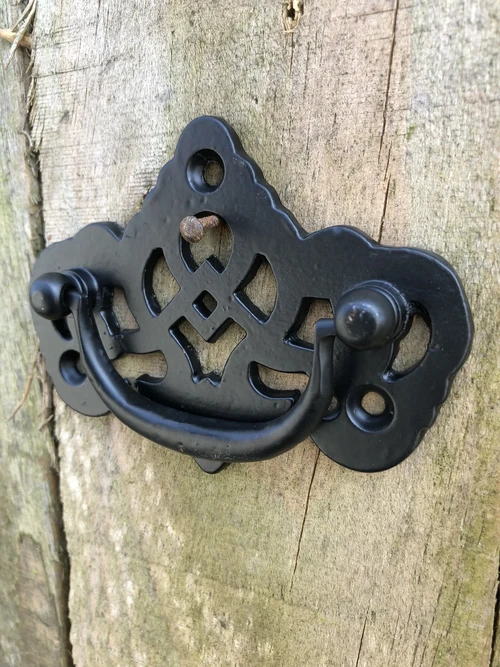Kast -lade - handvat, ijzer zwart met sier rozet.