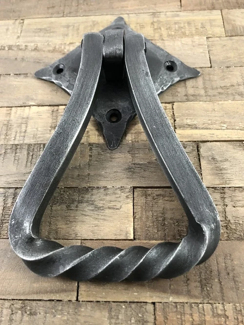 Deurklopper smeedijzer voor op de rustieke houten deur,  fraai stoer ontwerp.