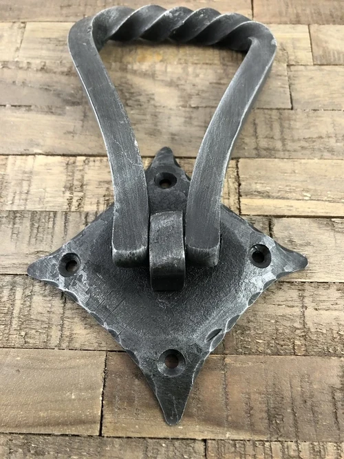 Deurklopper smeedijzer voor op de rustieke houten deur,  fraai stoer ontwerp.