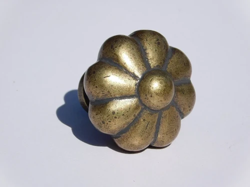Flower Knob - 39 mm - Antique Brass - Solid