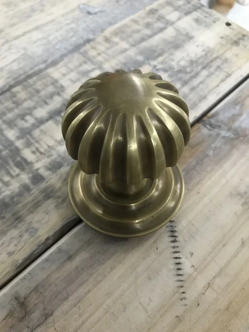 1 door knob smooth with rosette, brass patinated - knob does not rotate