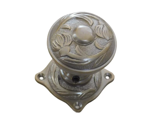 Deurknop met Art Nouveau Lilies antiek, messing, rozet knop vast