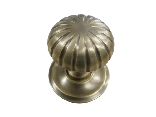 Deurknop met rozet messing 70mm, deurknop voor de voordeur, Massief en edel!! (Vaste knop.)