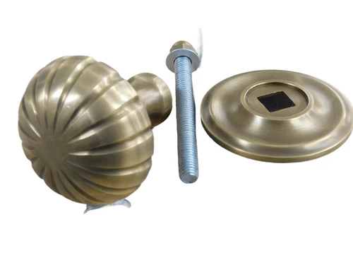 Deurknop met rozet messing 70mm, deurknop voor de voordeur, Massief en edel!! (Vaste knop.)