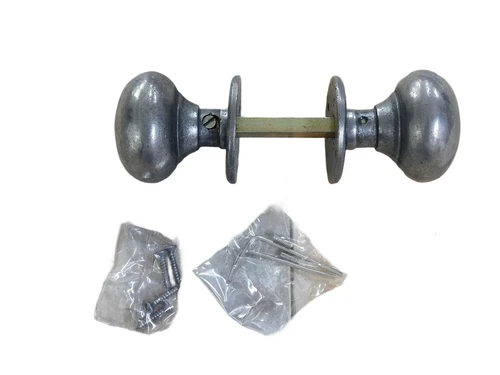 Een deurknop set met twee deurknoppen en twee rozetten, draaibaar.
