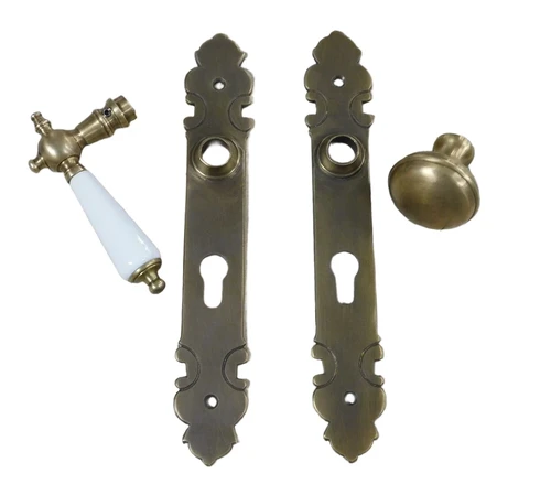 1 set of door hinges and locks: 1 knob, 1 door handle with porcelain handle antique white, 2 door plates brass patinated, PZ92