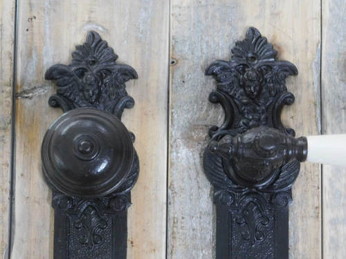 Deurset: deurknop met Nippon porseleinen handvat in crème wit + 1 + 2 Belli deurknop backplates engel, antiek ijzer brown, de kleur is zeer donker bruine antiek. pz92.