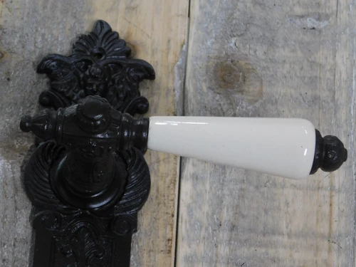Deurset: deurknop met Nippon porseleinen handvat in crème wit + 1 + 2 Belli deurknop backplates engel, antiek ijzer brown, de kleur is zeer donker bruine antiek. pz92.